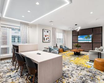 Modern 2br 2ba Condo Sleeps 8 With Gym Laundry 20 Min To Nyc - Jersey City - Lounge