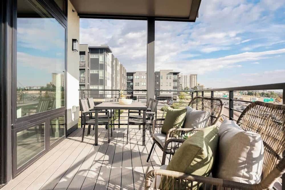 City Views! | Chic Jefferson Park Condo | Tesoro - דנבר - מרפסת