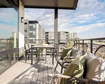 City Views! | Chic Jefferson Park Condo | Tesoro - דנבר - מרפסת