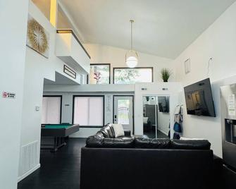 Your One Of A Kind Suite with WiFi, AC in welcoming Terre Haute - Terre Haute - Living room