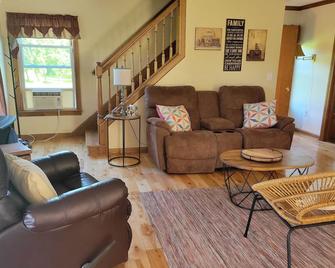 Modern, Amish-Built Farmhouse, 3 bedrooms sleeps 6 - Medina - Sala de estar