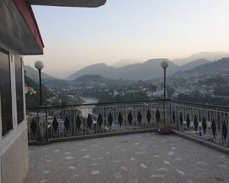 Shalimar Hotel Muzaffarabad - Muzaffarabad - Balcony