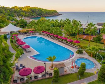 Justiniano Deluxe Resort - אוקורצ'אלאר - בריכה