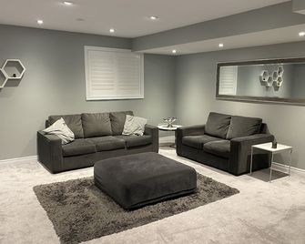 Newly renovated Basement Apartment (For One Guest only) - Мілтон - Вітальня