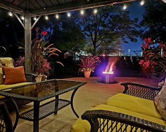 Jan specials, remodeled, modern, loaded, firepit - Toledo - Patio