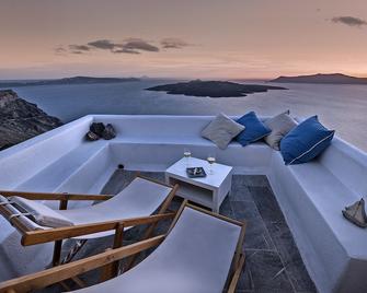 Aigialos Luxury Traditional Settlement - פירה - מרפסת