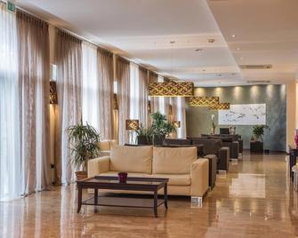 هوتل فور يو - أولبيا - ردهة