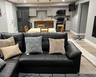 Mom's Space A Place That Has You In Mind. See Your Story Section For Details. - Gaithersburg - Living room