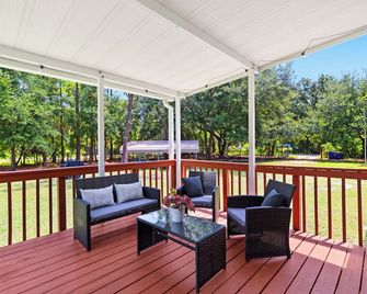 Wesley Chapel Retreat . Grill . Private Patios - Zephyrhills - Balcón