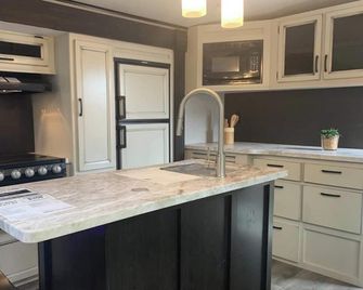 Farmhouse Camper For Rent - Hope - Küche