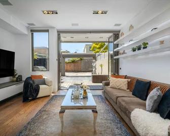 1st Class Living in the Heart of Albert Park - Melbourne - Living room