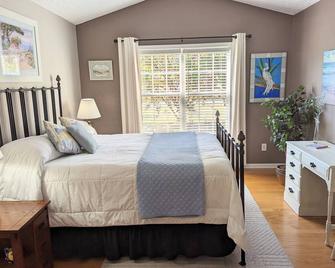 Pet friendly beautiful home w private backyard. Near many amenities & the beach! - Boiling Spring Lakes - Bedroom