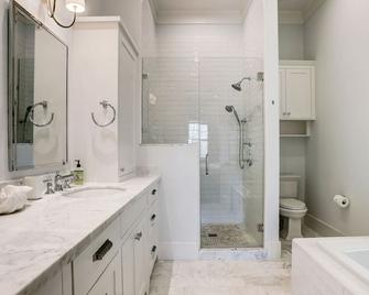 Spacious 5 Bedroom - 4.5 Baths Near the Beach - Galveston - Bathroom