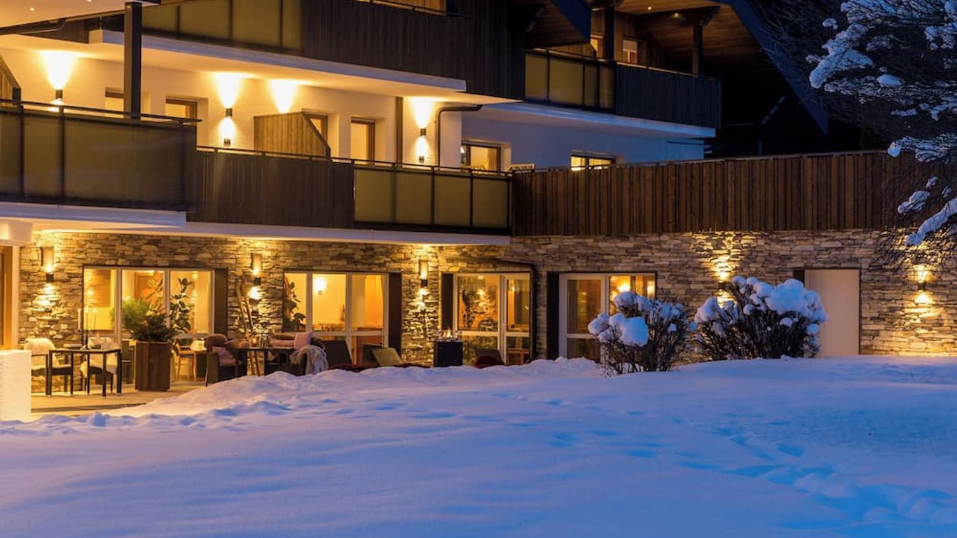 Aparthotel Familiaris - Family Apartments - Pools & Spa in Dolomites