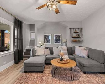 Newly Renovated and Designed Near Downtown - Cleveland - Sala de estar