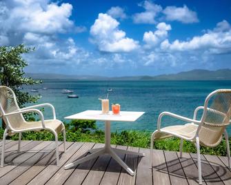 بي آند بي هوتول فورت دي فرانس - فور دو فرانس - شرفة مرصوفة