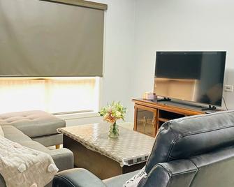 Family Home in Riverdale Village Town Tarneit - Tarneit - Living room