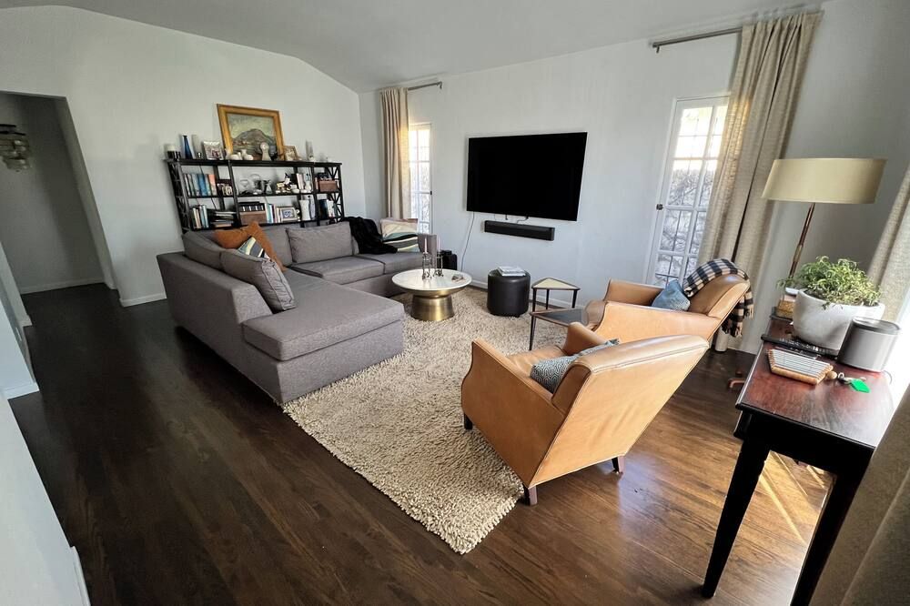 MidCity Oasis: Charming 2-br 2-ba house w/ porch, fireplace & giant yard! - Los Angeles - Olohuone