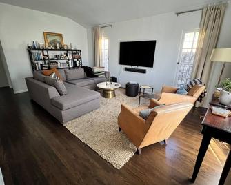 MidCity Oasis: Charming 2-br 2-ba house w/ porch, fireplace & giant yard! - Los Angeles - Sala de estar