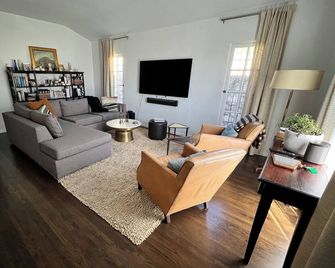 MidCity Oasis: Charming 2-br 2-ba house w/ porch, fireplace & giant yard! - Los Angeles - Olohuone