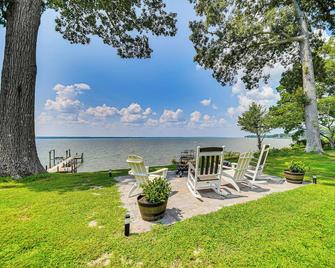 Waterfront Gloucester Cottage with Private Boat Dock - Gloucester - Patio