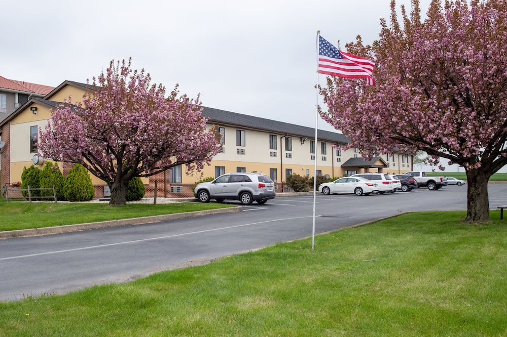 Building view of Eastbrook Inn