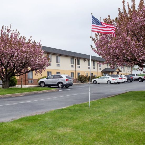 Building view of Eastbrook Inn