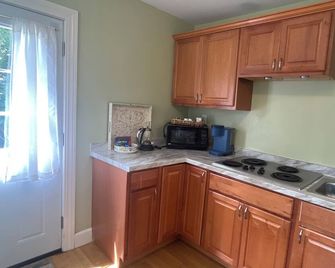 Near Old Silver Beach Falmouth-Two bedroom,private bathroom & kitchenette studio - North Falmouth - Cocina