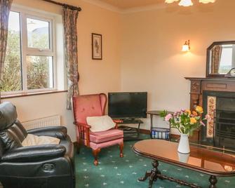 Cleary Cottage - Miltown Malbay - Living room