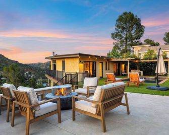 Designer Retreat w/ Pool, Firepits, Panoramic Views The Lake House at Malibu - Agoura Hills - Патіо