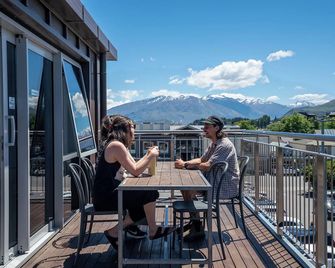 The Brownston Hostel - Wanaka - Balcony