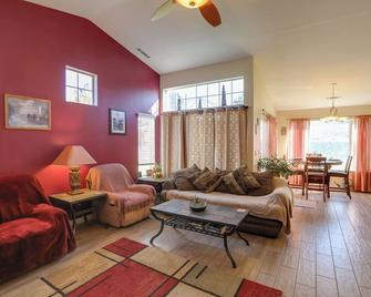 Quaint Cul-De-Sac Home - 14 Miles to Downtown Reno - Sparks - Living room