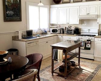 Cheerful 2 Bdrm Walking Distance Downtown Landrum - Landrum - Kitchen