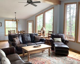 3 bedroom home nestled in 2 acres-views from deck, hot tub, hike, relax, enjoy! - Tabernash - Sala de estar