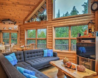 'Camp Tony' w/ Trail Access: Walk to Lake Huron! - Millersburg - Living room