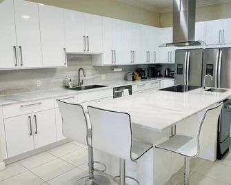 Sprat Bay Luxury Villa - Private Beach and Pool - George Town - Kitchen