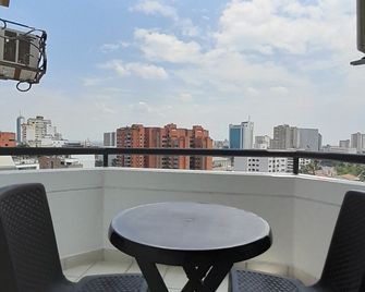 Travelers Apartamentos & Suites Castellón de Juanambú - Cali - Balcó