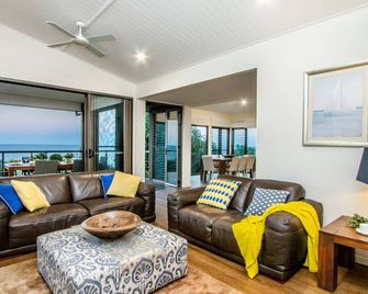 Dunes On Sunrise At 1770 - Located In The Private & Gated Sunrise 1770 Estate With Ocean Views - Agnes Water - Living room