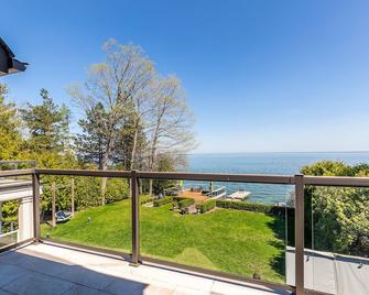 Luxury Lake Simcoe Waterfront Cottage - Innisfil - Balcony