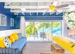 Pool Cottage at Viking Hill - Love Beach - Nassau - Living room