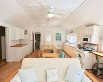 Hobie's Landing - Blissful lake side cottage - On Lake Winona - Ashland - Kitchen