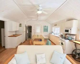 Hobie's Landing - Blissful lake side cottage - On Lake Winona - Ashland - Kitchen