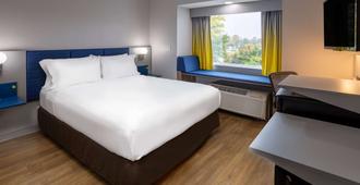 Microtel Inn & Suites by Wyndham Salisbury - Salisbury - Bedroom