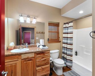 Sunset Cove 1 - Lakefront Retreat Waterfront with Spectacular Sunset Views - Livingston - Baño