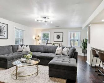 3miles to Bourbon Street & Jazz fest and Walk to Trolley!!!! - Nueva Orleans - Sala de estar