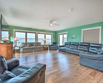 Experience serenity at our lakeside retreat - Eaton Rapids - Living room
