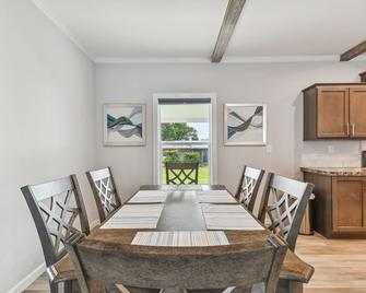 2 Bed Cozy Home, Dade City, Pickle Ball and Pool - Dade City - Dining room