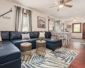 Cozy Entertaining Waterfront 3Bd w/SwimSpa/Hot Tub - Millersport - Living room