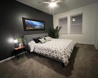 Entire 3 Bedroom with Fireplace - sleeps 12 - Sun Prairie - Habitación