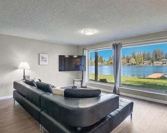 Lake Serene Beachfront, Lower- Level Unit - Lynnwood - Living room